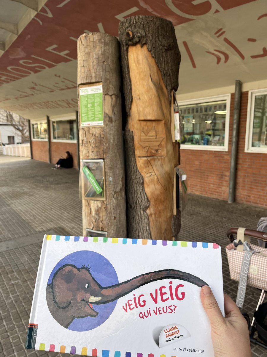 Cada dia passo caminant per  aquesta meravella de la <a href="/bctxarxa/">bct xarxa</a> i sempre miro si hi ha alguna cosa interessant. Avui m’he emportat una sorpresa i m’he sentit la més afortunada del món. Gràcies a la persona anònima que ha participat en aquest #arllibre 

<a href="/ajterrassa/">Ajuntament de Terrassa</a>