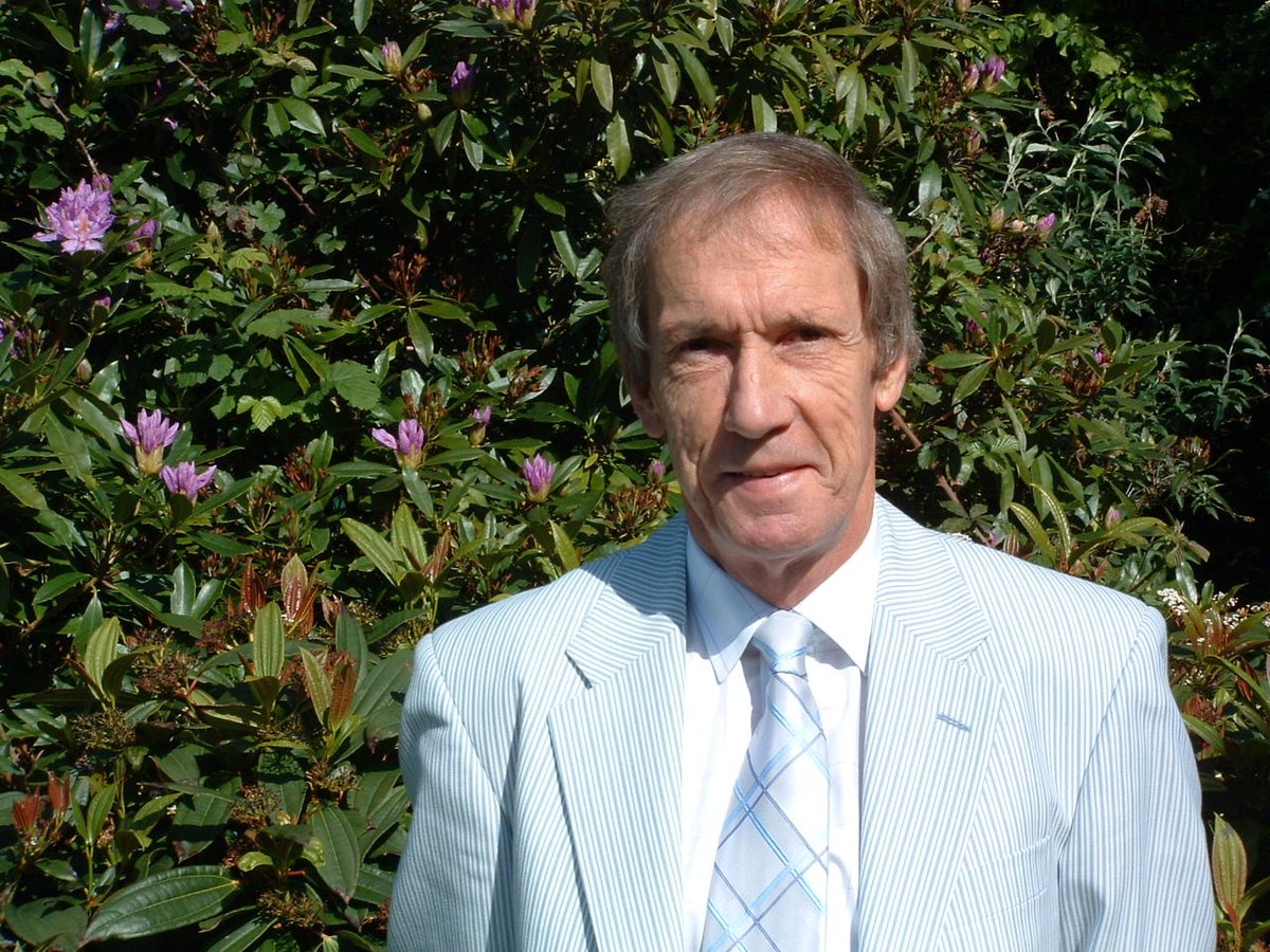 Gyda thristwch mawr nodwn y bu farw’r Athro Geraint H. Jenkins, cyn Gyfarwyddwr y Ganolfan. Yn hanesydd praff ac un o ysgolheigion blaenaf ei genhedlaeth, gwnaeth gyfraniad aruthrol i ymchwil a dysg yng Nghymru, gan lywio'r Ganolfan rhwng 1993 a 2008.  (1/4)