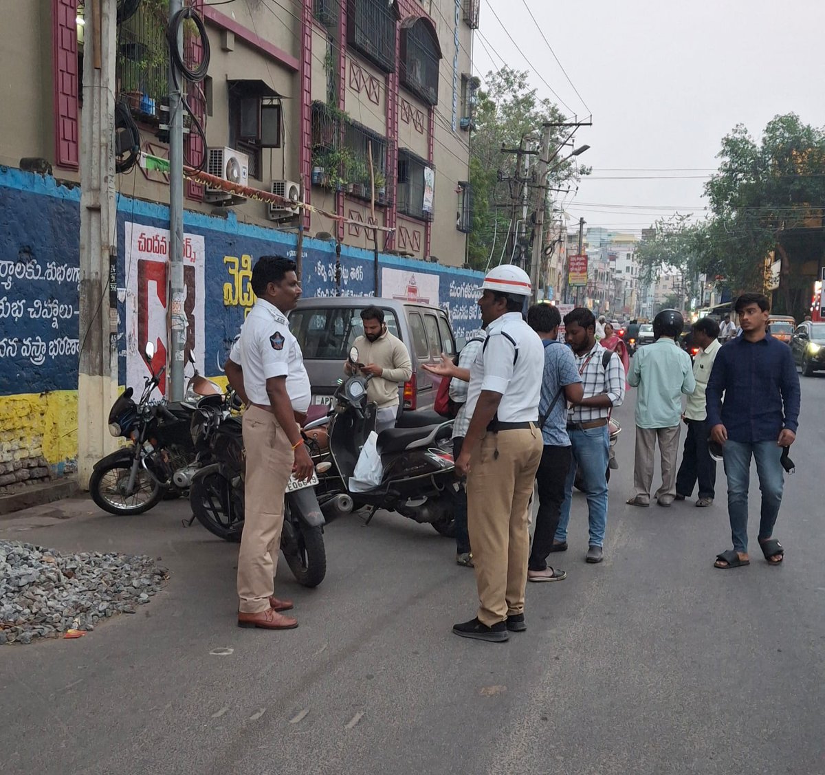 VjaCityPolice's tweet photo. #helmetdrive #FollowTrafficRules #wearhelmet #DriveSafeLiveSafe #vijayawadacity #NTRDistrict #AndhraPradeshStatePolice @APPOLICE100 (2/2) https://t.co/TbKSOILRx9