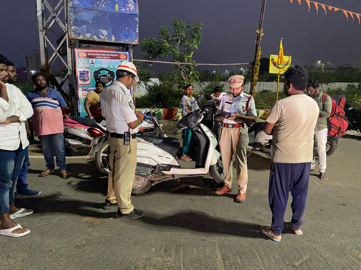 VjaCityPolice's tweet photo. #helmetdrive #FollowTrafficRules #wearhelmet #DriveSafeLiveSafe #vijayawadacity #NTRDistrict #AndhraPradeshStatePolice @APPOLICE100 (2/2) https://t.co/TbKSOILRx9