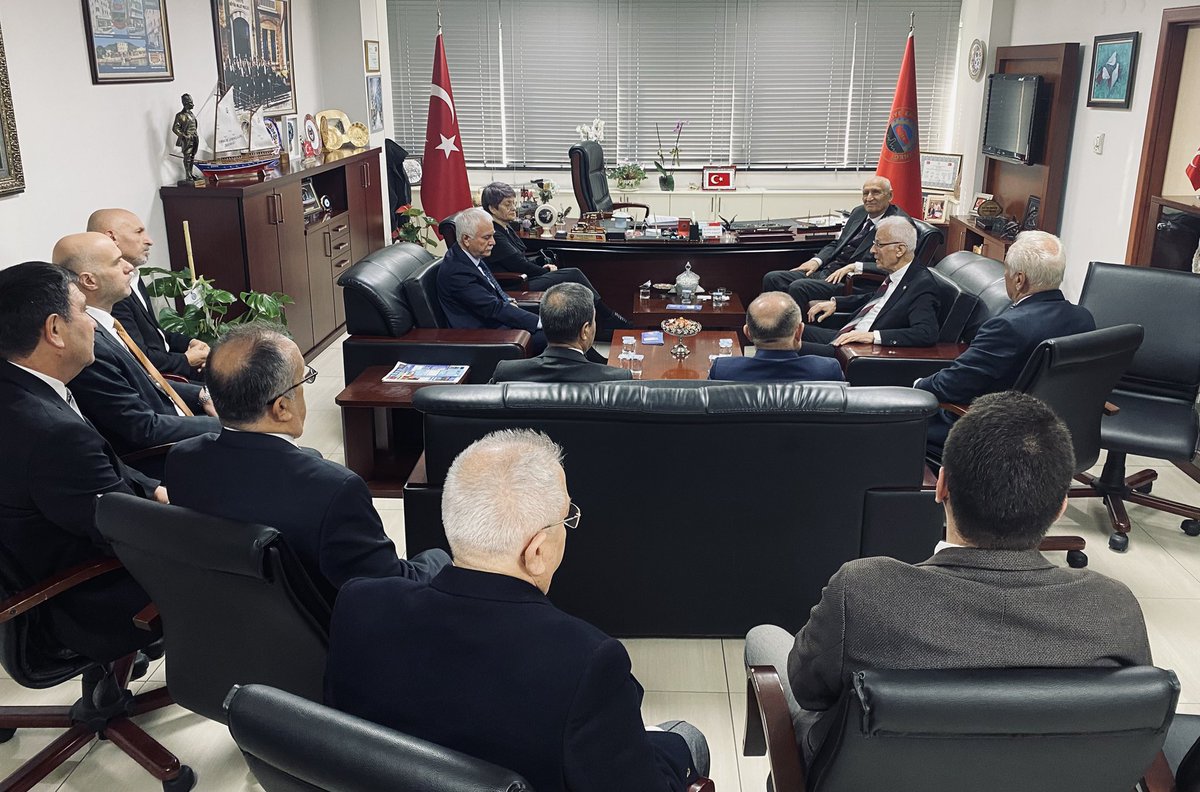 korayaydintr's tweet photo. Türkiye Emekliler Derneği ve Türkiye Emekli Astsubaylar Derneği’ni ziyaret ederek sivil toplum temaslarımızı başlattık. Toplumumuzun ekonomik olarak en mağdur ve en önemli kesimlerinden olan yıllarını milletimize emek vererek geçirmiş emeklilerimiz ile yine cephede, kışlada Türk milletinin güvencesi olmuş astsubaylarımızın hak arayışlarına desteğimizi en üst seviyeden ilettik. Nezaketleri ve değerli misafirperverlikleri için TÜED Genel Başkanı Sayın Kazım Ergün’e, görevine yeni seçildiği için tebriklerimizi de ilettiğimiz TEMAD Genel Başkanı Sayın Cahit Koca’ya ve dernek yetkililerine teşekkür ediyorum. Sağ olsunlar, var olsunlar.