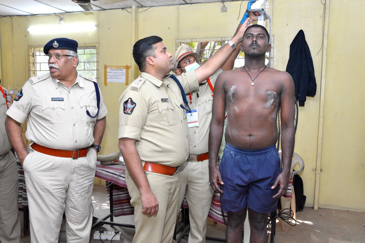 Kadapa_Police's tweet image. ✅ముగిసిన పోలీసు కానిస్టేబుల్ నియామక  దేహ ధారుడ్య పరీక్షలు..చివరి రోజున 312 మంది హాజరు..మెయిన్స్ (ఫైనల్) పరీక్షకు 167 మంది క్వాలిఫై
✅పరీక్షలను పర్యవేక్షించిన  కడప జిల్లా ఎస్పీ శ్రీ వి.విద్యాసాగర్ నాయుడు  ఐపియస్ గారు.
#kadapapolice
#APPolice 
@APPOLICE100 
#constablenotification