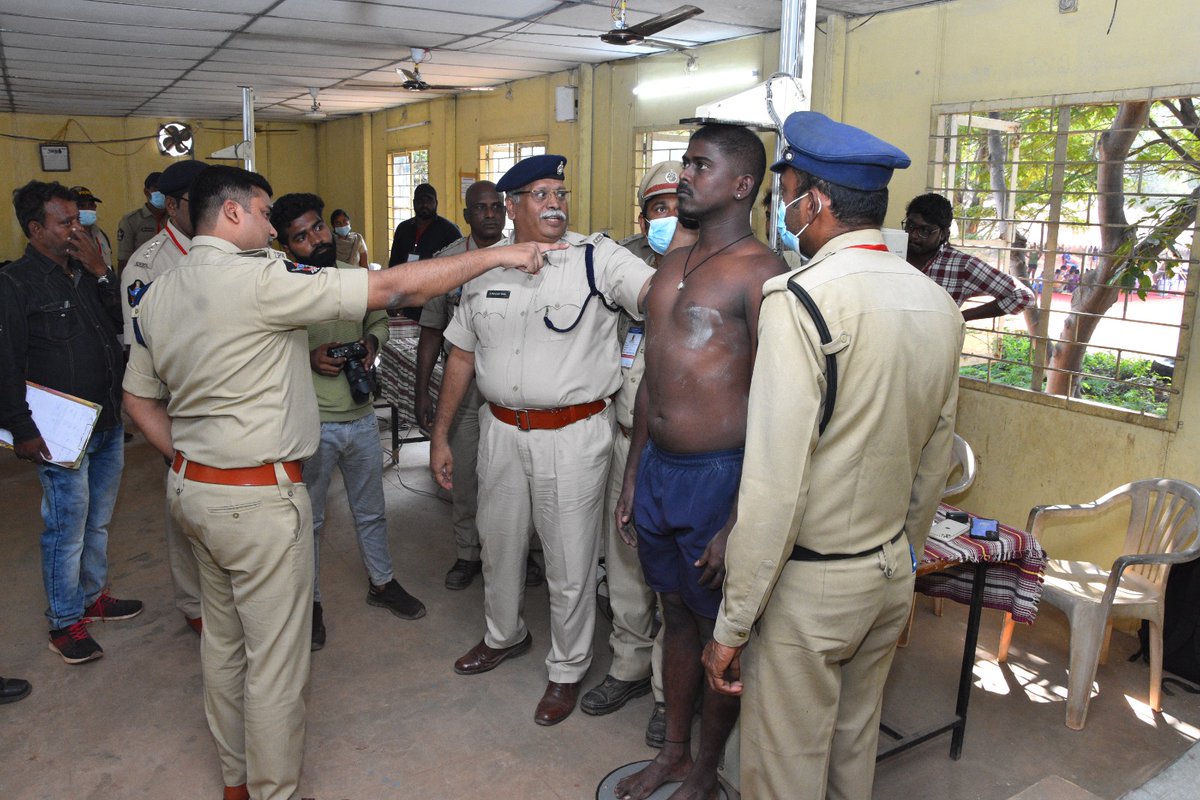 Kadapa_Police's tweet image. ✅ముగిసిన పోలీసు కానిస్టేబుల్ నియామక  దేహ ధారుడ్య పరీక్షలు..చివరి రోజున 312 మంది హాజరు..మెయిన్స్ (ఫైనల్) పరీక్షకు 167 మంది క్వాలిఫై
✅పరీక్షలను పర్యవేక్షించిన  కడప జిల్లా ఎస్పీ శ్రీ వి.విద్యాసాగర్ నాయుడు  ఐపియస్ గారు.
#kadapapolice
#APPolice 
@APPOLICE100 
#constablenotification