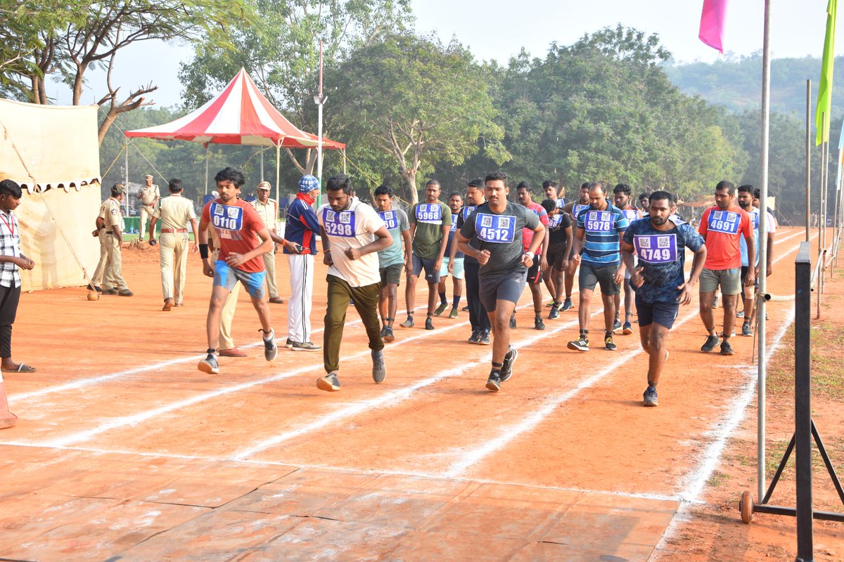 Kadapa_Police's tweet image. ✅ముగిసిన పోలీసు కానిస్టేబుల్ నియామక  దేహ ధారుడ్య పరీక్షలు..చివరి రోజున 312 మంది హాజరు..మెయిన్స్ (ఫైనల్) పరీక్షకు 167 మంది క్వాలిఫై
✅పరీక్షలను పర్యవేక్షించిన  కడప జిల్లా ఎస్పీ శ్రీ వి.విద్యాసాగర్ నాయుడు  ఐపియస్ గారు.
#kadapapolice
#APPolice 
@APPOLICE100 
#constablenotification