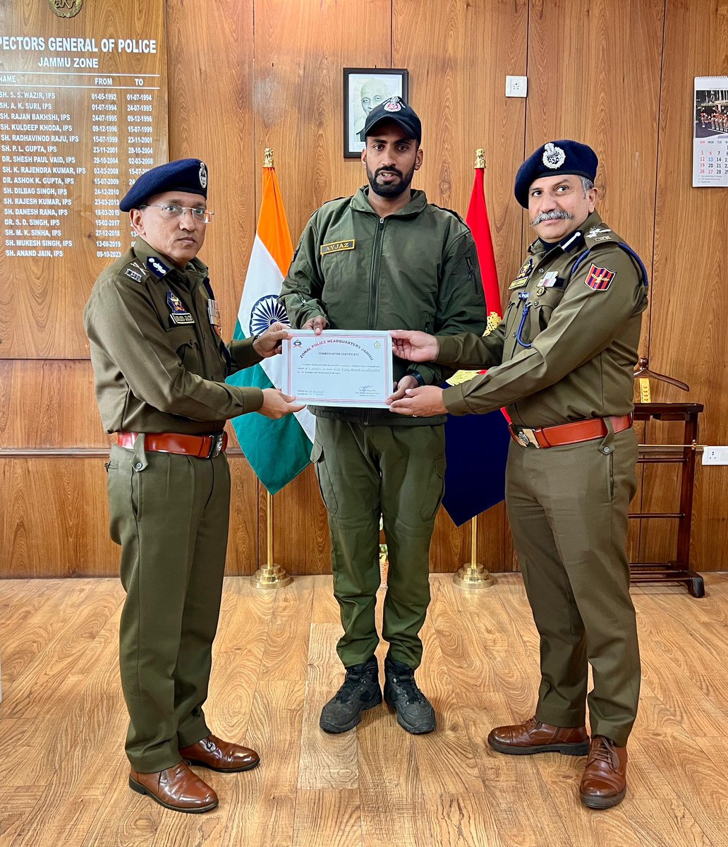 jkmediasocial's tweet photo. ADG @anandjainips #felicitates top #performers of the #Anti-#Extremist Tactics course at Greyhounds #Vishakhapatnam. Commending their #excellence, he #emphasized the importance of continuous #training in tackling #security challenges.
@JmuKmrPolice https://t.co/oKHfAmbC8Q
