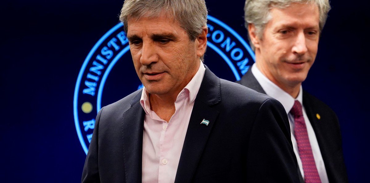 HumbertoTumini's tweet photo. Mentirosos como buenos brokers los Caputo’s boys. Dijeron que obtuvieron un préstamo de 1.000 millones de dólares al 8,8% y a 2,3 años de plazo.
Hoy saltó la ficha: pusieron 1.700 millones de garantía y pagarán 217 millones de intereses, sin contar los de los bonos 
#ConLaNuestra https://t.co/6HCnkf1u96