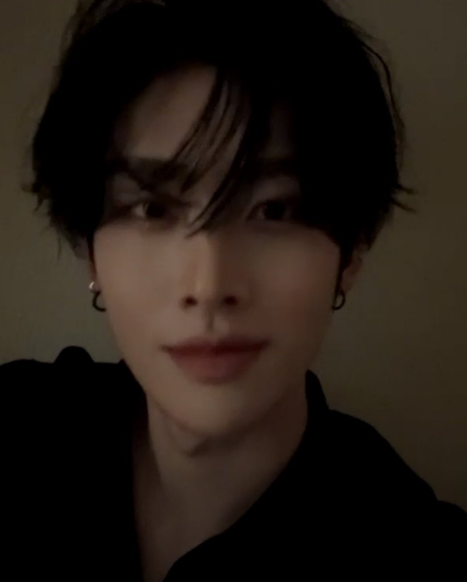 shimkcngz's tweet image. 💬 it’s so late, why aren’t you sleeping?
🐱 i couldn’t sleep because i was thinking of you, i missed you so i came. how about you, why aren’t you sleeping? were you thinking of me too?