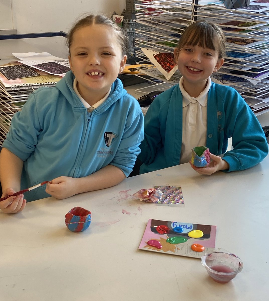 arts_tcs's tweet image. Year 3 and 4 getting creative with their clay Diwali lamps! 🌟✨ Celebrating the festival of lights with art and joy! #Diwali #CreativeDesign @TonLowerSchool