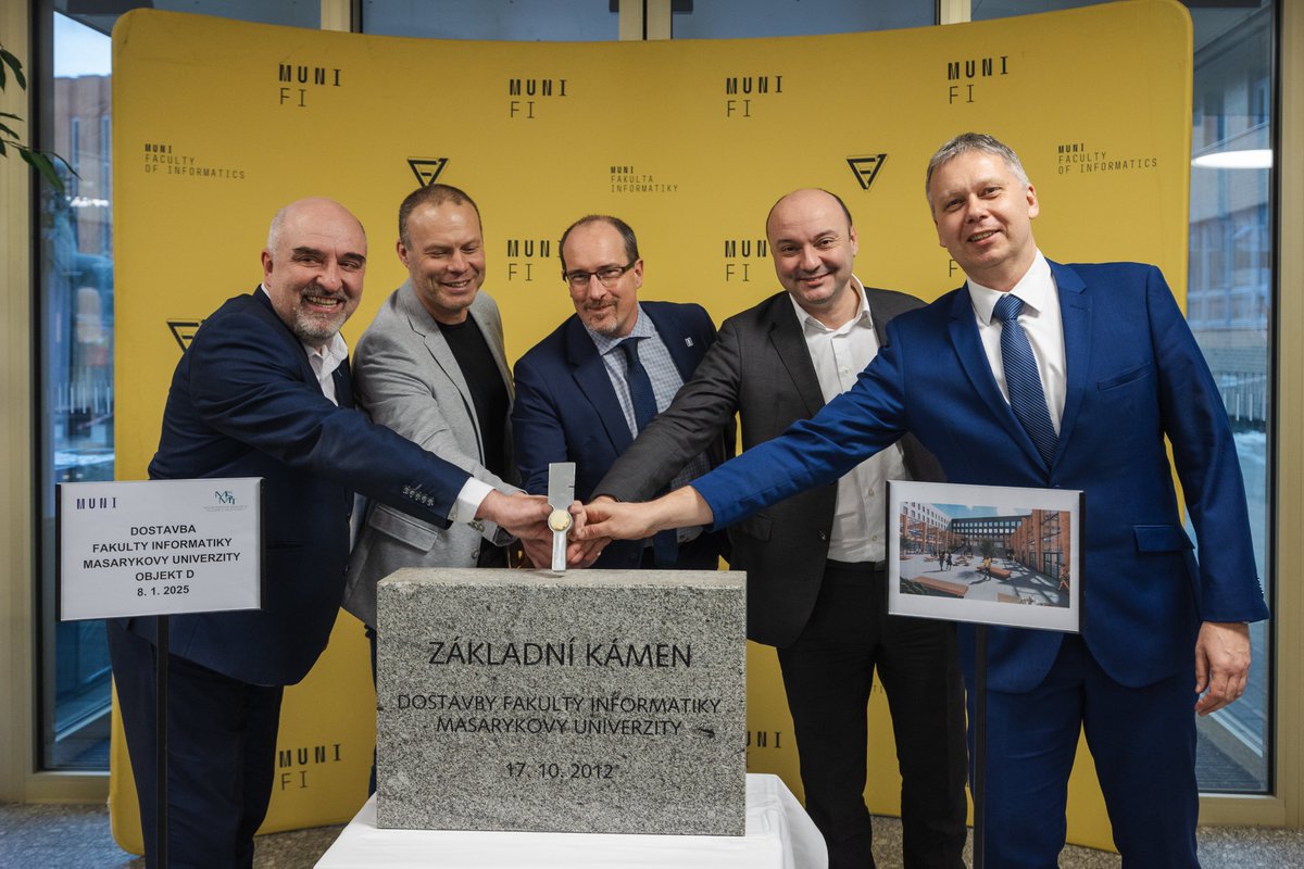 muni_cz's tweet photo. 🏗️ Zahájili jsme další velkou investiční akci, a to rekonstrukci budov @FI_MUNI. 

Stavební práce, při kterých se zcela zbourá budova D a na jejím místě vyroste nová část fakulty, potrvají dva roky: https://t.co/1XhaZ3rcaC https://t.co/hLqrz0vpn0