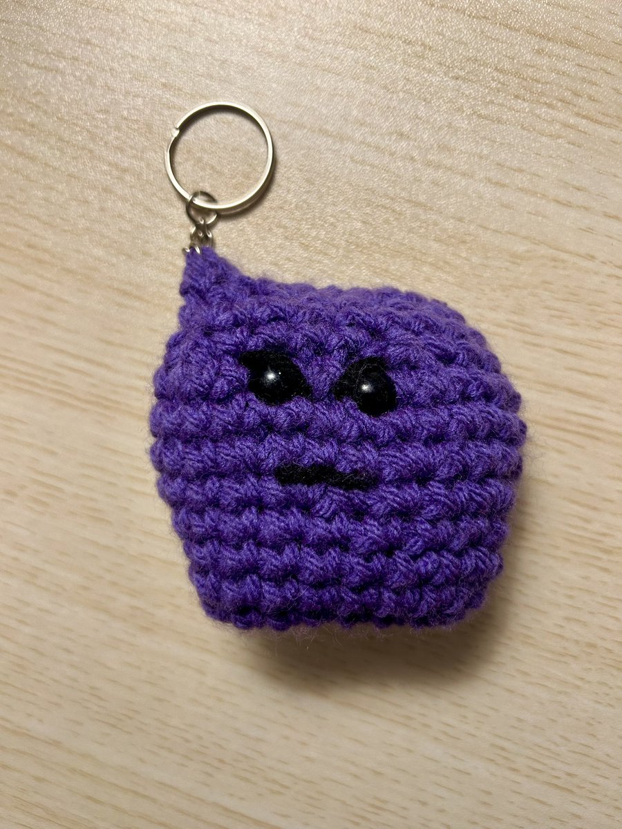 Claresh99's tweet image. A new crochet keychain for the new year! A grumpy smudge cell this time. Pattern in pictures

#PathArt #crochet