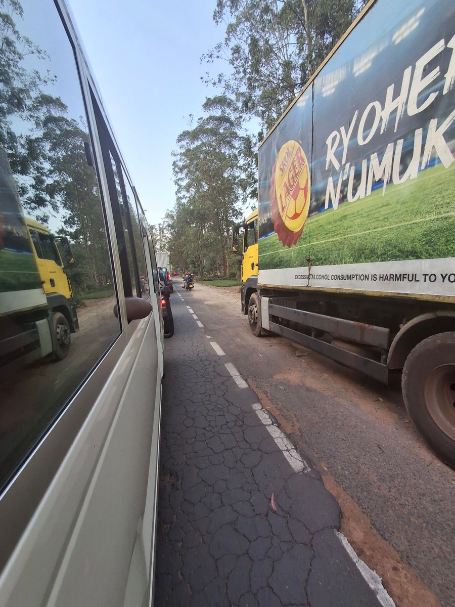 Dear @RwandaPolice, could you please clarify what is causing the unusual traffic congestion on the Ruyenzi-Nyabugogo road? Commuters have been stuck in buses for nearly two hours. Your assistance would be greatly appreciated. <a href="/RNPSpokesperson/">ACP B Rutikanga</a> <a href="/TV1Rwanda/">TV1 Rwanda</a>