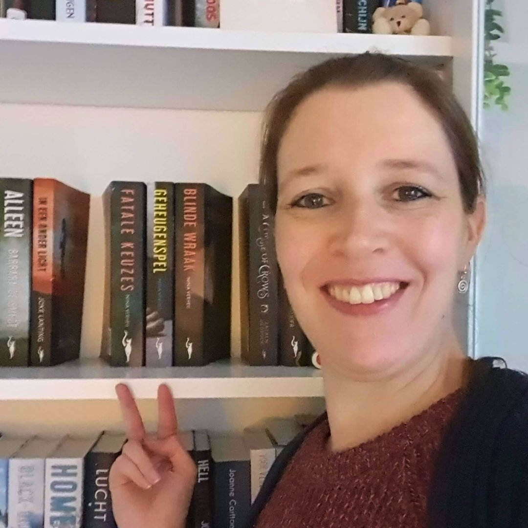 Stel je eens voor:

Je loopt langs je boekenkast en tussen al je favoriete schrijvers staat een boek dat de aandacht trekt.

Het is jouw eigen werk! 😱

Kun je wel wat hulp gebruiken bij het schrijven? > backwords.eu/cursussen/crea…
-
#schrijfcursus