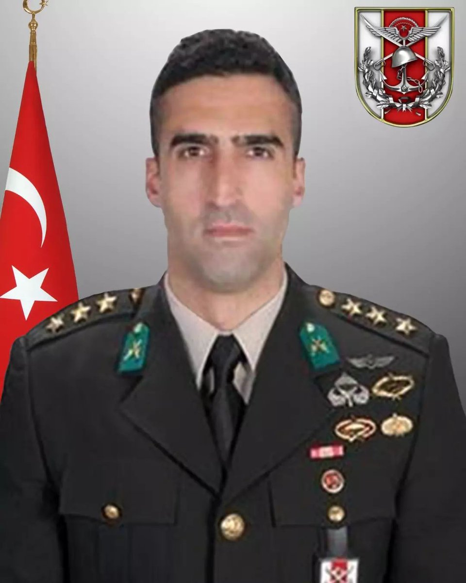 pkk elebaşlarından Murat Karayılan'ın Hakurk kampındaki sözde karargah mağarasına Türk bayrağını astı.

Gara'ya ilk adımı o attı. Gara Operasyonunda şehit olana dek 51 pkk'lı etkisizLEŞtirildi.

Bordo Bereli Yüzbaşı Burak Coşkun, kahramanlığıyla sonsuza dek unutulmayacak... ⤵️