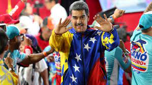 Uno es un payaso en medio de un circo armado por el mismo; el otro es el que tiene la cara maquillada.
