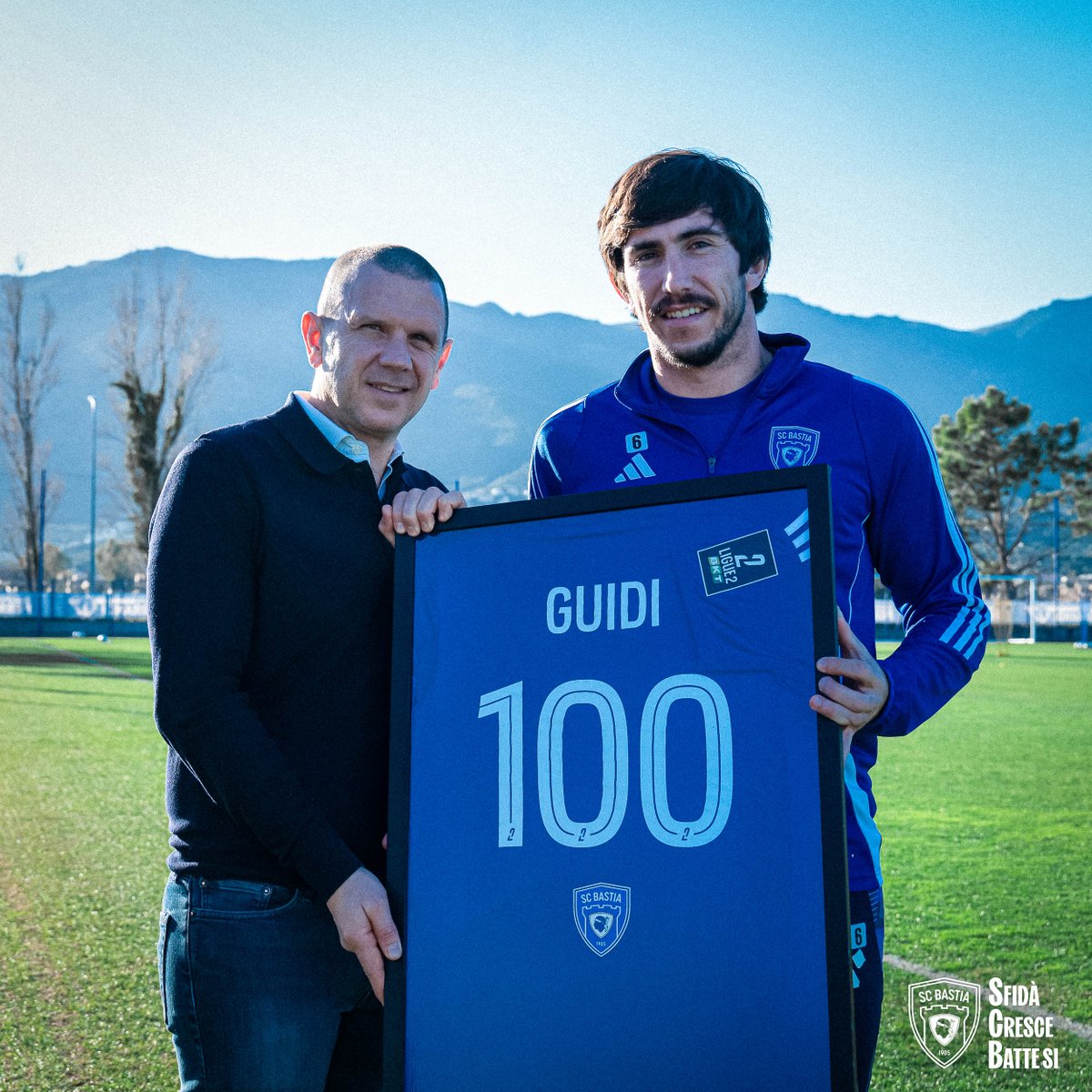 SCBastia's tweet photo. Remise, ce jour, d'un maillot spécial à @GuidiDume qui a franchi le cap des 1️⃣0️⃣0️⃣ matchs avec le Sporting ! ⚪️🔵

⚽️ 60 matchs de @Ligue2BKT 
⚽️ 28 matchs de @NationalFFF 
🏆 12 matchs de @coupedefrance 

👏 🦁 https://t.co/RwxiQcbmYm