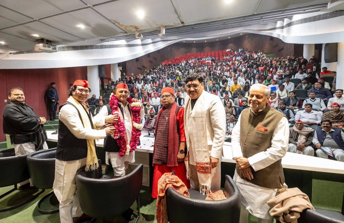 SingerVijaylal's tweet photo. आज लखनऊ पार्टी कार्यालय ❤️

PDA के महानायक देश के नेता
 माननीय श्री अखिलेश यादव जी जिंदाबाद❤️❤️

@yadavakhilesh @samajwadiparty https://t.co/uTtkgI0Nfr