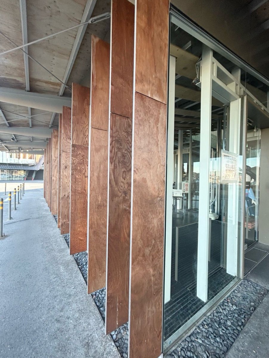 mori_arch_econo's tweet photo. いくら世界の隈研吾とはいえ、確かに、これじゃ40億円の建築の仕上げとは言えんわなあ。
ラーチ合板に鉄筋ブレース剥き出しって、現場事務所以下やん。
坪単価はいくらやねん？
こんな安物の合板の使用で林野庁の木質使用の補助金を引っ張り出してるとすると、かなり悪質。
意見しない建設業者も発注者の行政にも疑問。
#腐る建築