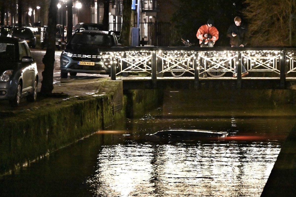 Voertuig te water in Franeker
