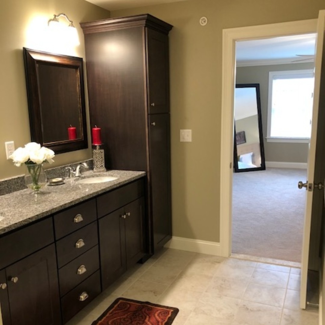 When it comes to bathroom storage, we’re all about it! 🛁
Our bathrooms are designed with ample space to store all your essentials, keeping everything organized and making your mornings smoother. Say hello to less clutter and more convenience!