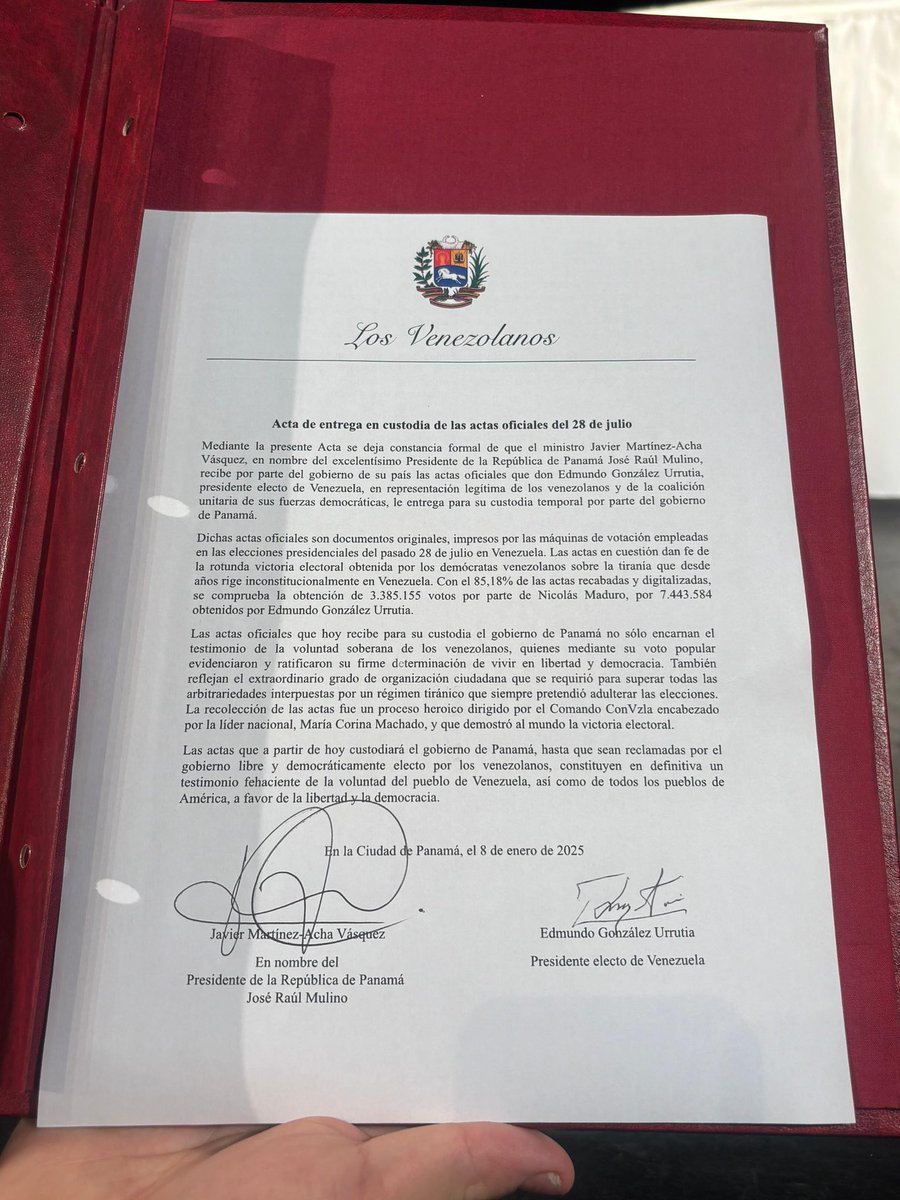 ConVzlaComando's tweet photo. TODAS las actas de la verdad, de la victoria apoteósica de los venezolanos el 28 de julio, quedarán en custiodia y resguardo del gobierno panameño, en su Banco Nacional. 

“Estamos firmando el acta de entrega y custodia de las actas oficiales del 28 de julio”, ratificó nuestro presidente @EdmundoGU. 

Gracias, #Panamá. 🇵🇦🇻🇪