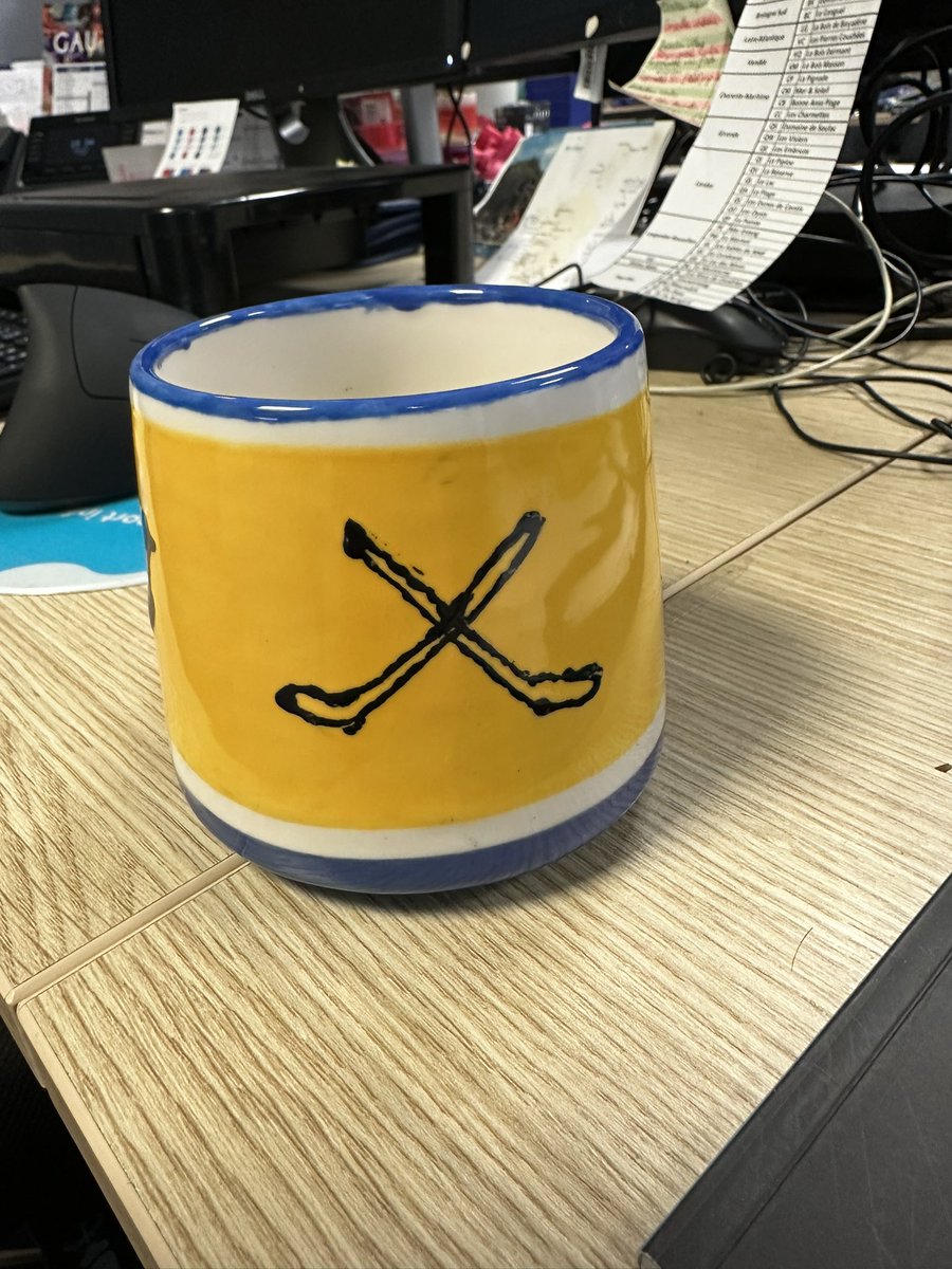 PredsFrance's tweet image. Team building peinture sur céramique au bureau et je suis parti en inspiration full #MusicCity ! C’est pas parfait mais content du résultat ! Vous aimez ? #Preds #Nashville