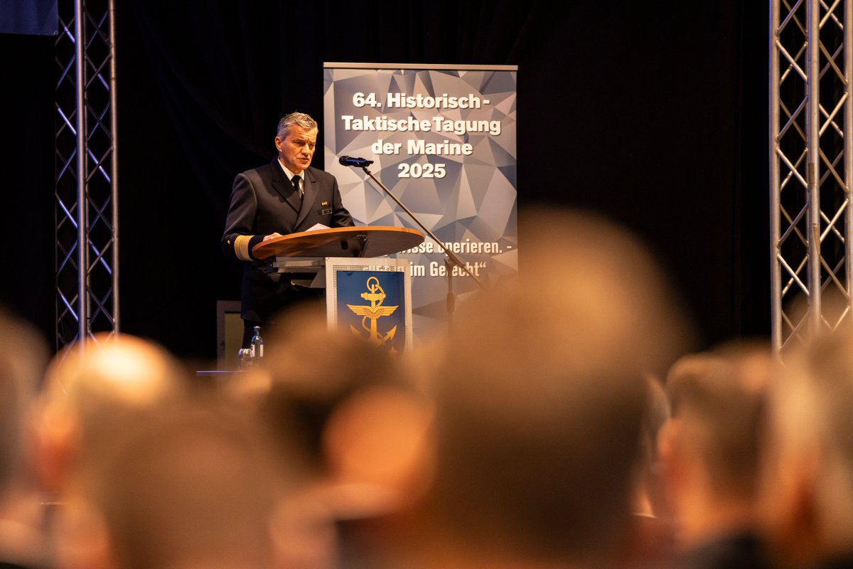 deutschemarine's tweet photo. Auftakt der Historisch Taktischen Tagung der Marine 2025! Im Grußwort betont der #GI der #Bundeswehr, General Breuer, die Besonderheit dieser traditionellen Veranstaltung: Gleichzeitiger Blick in den Rückspiegel, bei vollem Fokus nach vorne. #HiTaTa 2025
@BundeswehrGI https://t.co/6HLnLSNKvy