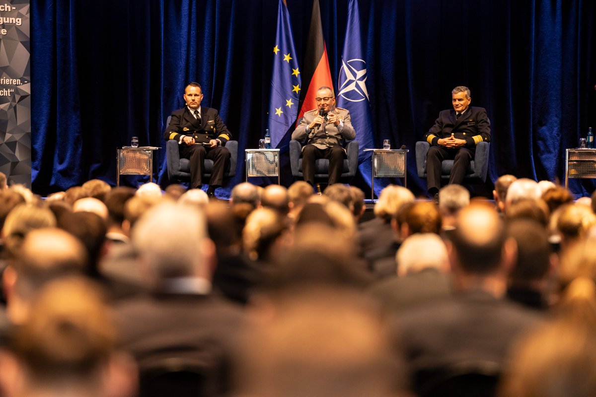 deutschemarine's tweet photo. Auftakt der Historisch Taktischen Tagung der Marine 2025! Im Grußwort betont der #GI der #Bundeswehr, General Breuer, die Besonderheit dieser traditionellen Veranstaltung: Gleichzeitiger Blick in den Rückspiegel, bei vollem Fokus nach vorne. #HiTaTa 2025
@BundeswehrGI https://t.co/6HLnLSNKvy