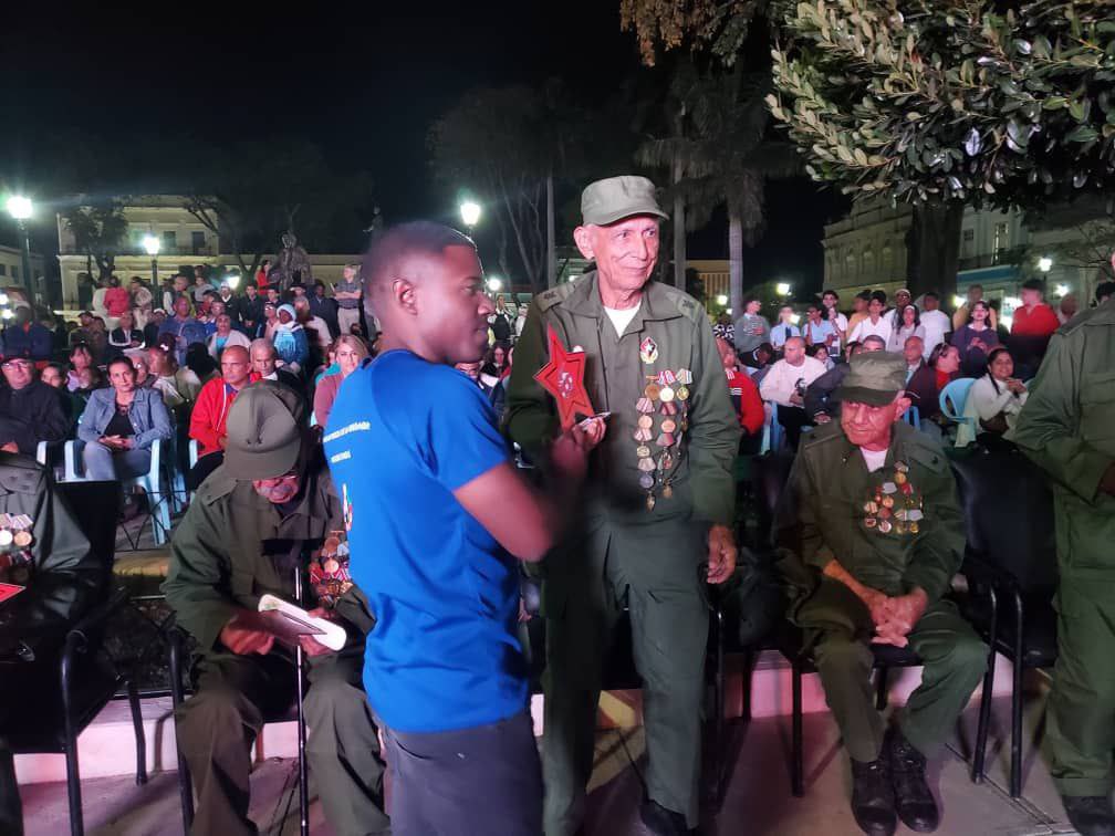 ✊🇨🇺 Decenas de banderas cubanas antecedieron la entrada en la noche última de 66 jóvenes de Matanzas al Parque de la Libertad, como parte de la reedición de la histórica Caravana de la Libertad en 1959.

Ampliamos en acn.cu/cuba/matanzas-…
📷: John Vila 

#CubaViveEnSuHistoria