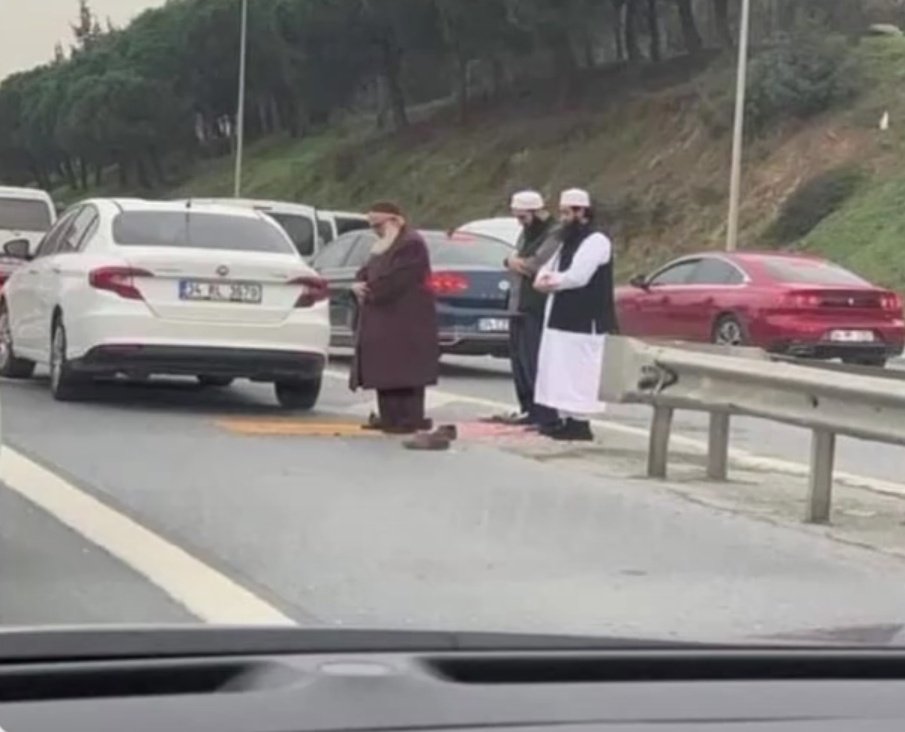 Ülkemizdeki toplam cami sayısı 89.817

Sizce bunlar neden yolda namaz kılıyor?