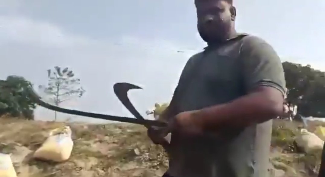 NewsAlgebraIND's tweet photo. BIG NEWS ���� Bengali locals from Malda assist BSF in fencing India-Bangladesh border.

They carried Machete in hand & raised Vande Mataram, Bharat Mata Ki Jai slogans.

BSF said that fencing work at the border was going on in a peaceful manner.

Residents of Shukdebpur, have volunteered their time and labor, underscoring their commitment to safeguarding their homeland.