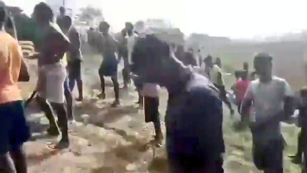 NewsAlgebraIND's tweet photo. BIG NEWS ���� Bengali locals from Malda assist BSF in fencing India-Bangladesh border.

They carried Machete in hand & raised Vande Mataram, Bharat Mata Ki Jai slogans.

BSF said that fencing work at the border was going on in a peaceful manner.

Residents of Shukdebpur, have volunteered their time and labor, underscoring their commitment to safeguarding their homeland.