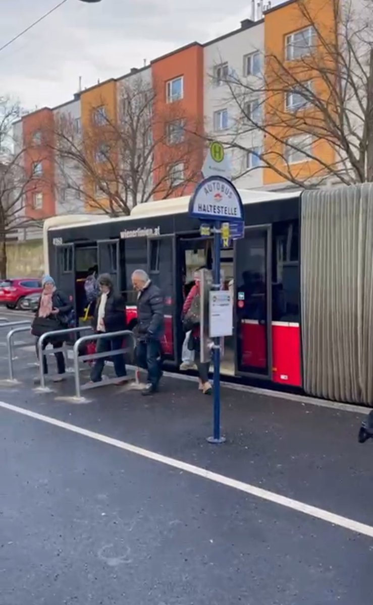 Zur Abwechslung hier ein Meisterstück sozialdemokratischer Verkehrsplanung: Nachdem es bekanntlich nicht sein darf, dass sich Menschen in Autos fortbewegen und große Teile der Krottenbachstraße in Wien-Döbling einem Fahrradstreifen weichen mussten, nun die nächste Eskalation.