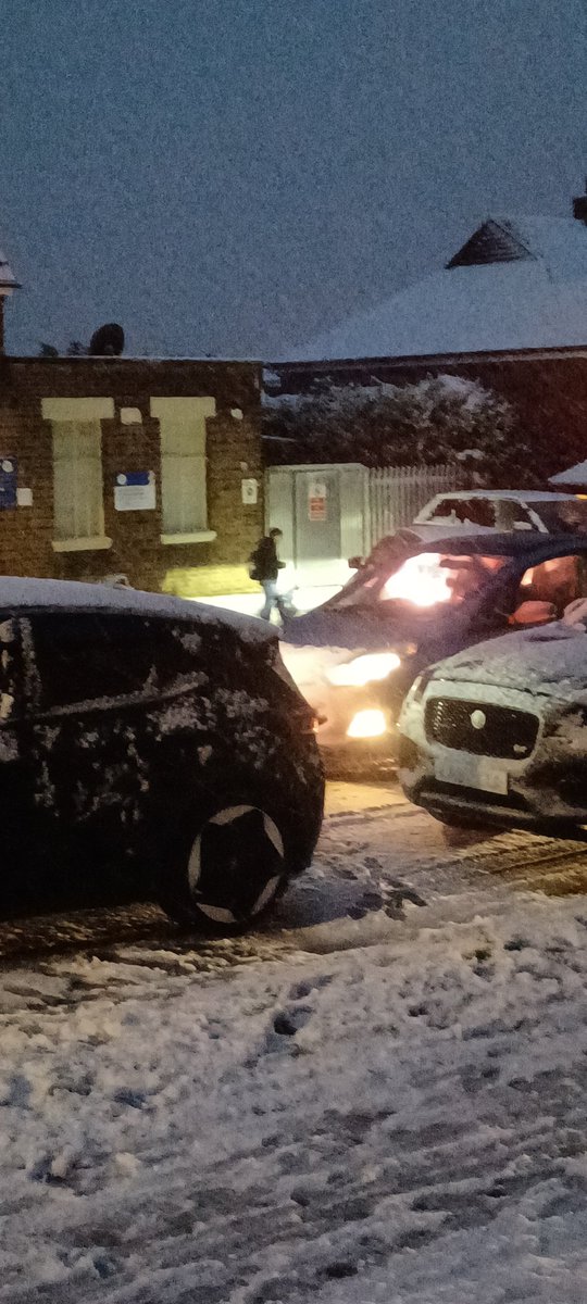 Jobaldwintrott's tweet image. Cars stuck on The Droveway, Hove  
@BBCSussex @sussex_police
