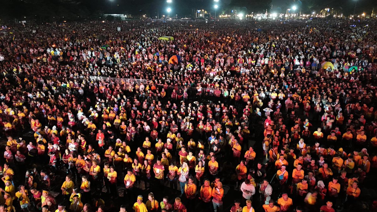 PhilippineStar's tweet photo. VIVA POONG HESUS NAZARENO! 🙏

Thousands of devotees attend the Misa Mayor presided over by Manila Archbishop Jose Cardinal Advincula at the Quirino Grandstand as they celebrate the Feast of Jesus Nazarene.

As of 12:30 AM on Thursday, January 9, 2025, over 70,000 devotees flocked to the venue to join the annual event, according to the Manila Public Information Office. (Facebook/MPIO) #Nazareno2025