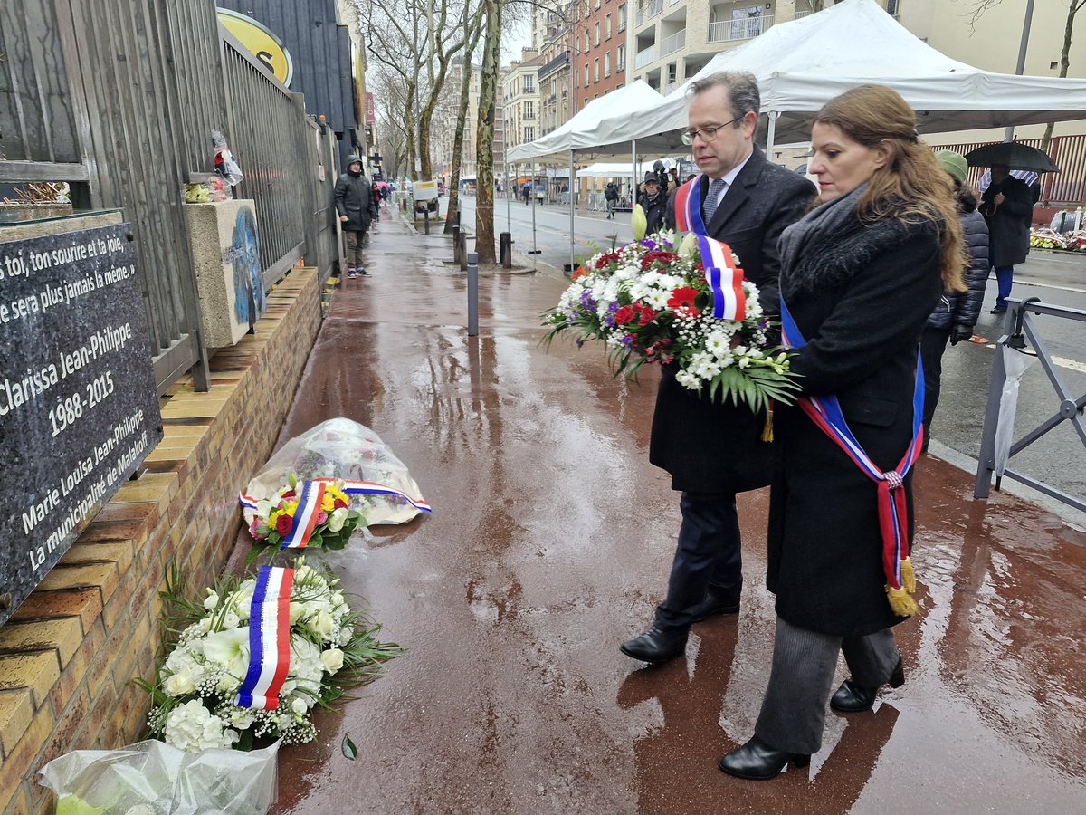 joaquimtimoteo's tweet photo. Avec @JulieSOMMARUGA , notre ancienne députée de la circonscription au moment des attentats, et ma colistière @dominiqueTA , conseillère départementale,  nous avons honoré ce matin la mémoire de Clarissa Jean-Philippe, policière exemplaire et femme d'une grande humanité, tragiquement tombée sous les coups de la barbarie le 8 janvier 2015 à #Montrouge.
À seulement 26 ans, Clarissa incarnait le dévouement et l'engagement au service de la sécurité de nos concitoyens. Animée par des valeurs profondes de justice et de solidarité, elle portait fièrement l’uniforme, avec pour unique objectif de protéger et de servir.
En ce jour de mémoire, nous n’oublions pas non plus ses collègues, présents à ses côtés ce jour-là, confrontés à la violence et à la barbarie. Leur sang-froid, leur solidarité et leur courage face à l’horreur demeurent un témoignage puissant de leur dévouement au service de la République.
Clarissa Jean-Philippe est bien plus qu’une victime. Elle est le symbole de ces femmes et de ces hommes qui se tiennent en première ligne pour défendre nos valeurs républicaines. Nous lui devons respect et reconnaissance éternelle.
Aujourd’hui, et chaque jour, nous lui affirmons notre reconnaissance ainsi qu'à toutes celles et ceux qui, comme elle, risquent leur vie pour assurer notre sécurité.
Que son souvenir nous inspire à défendre, avec la même détermination, les principes de liberté, d’égalité et de fraternité qui nous rassemblent.
Ne jamais oublier. Toujours honorer.
