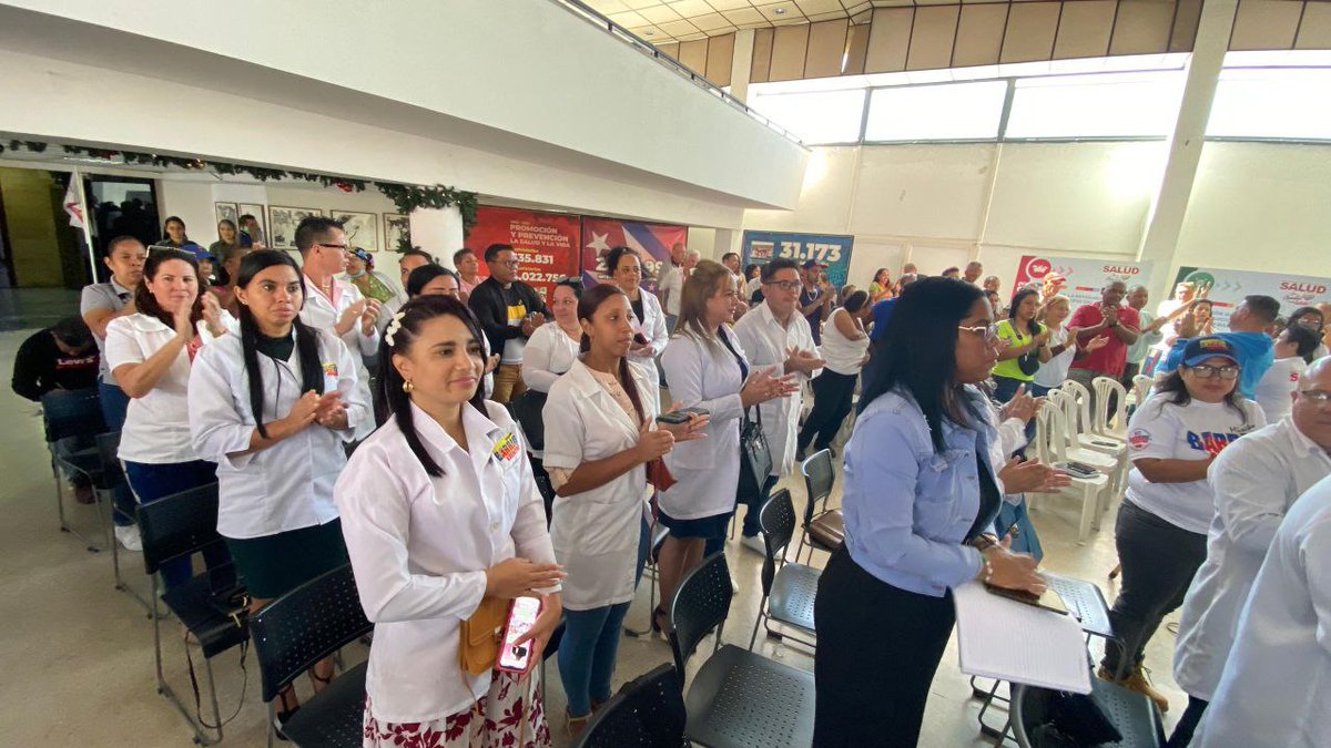 Con la presencia del Dr Yusleivy Martínez Jefe de la Misión Médica Cubana en Venezuela ,Dra. Darling Marín Jefa de Barrio Adentro del estado Distrito Capital se reúnen  en la sede de MMPS donde se reconoce  todo el trabajo del 2024. #CubaPorLaVida