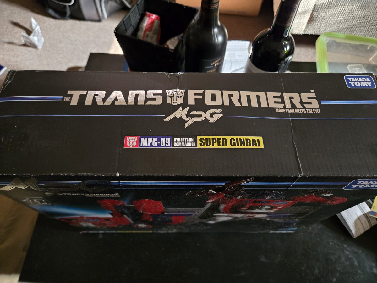 colhauser's tweet photo. A bit pissed of the condition of the box was in, wasn't sealed, and looks like DHL tossed the box around a few thousand times! Ugh! #powermasteroptimusprime #superginrai #OptimusPrime @heelvsbabyface @Drunk3po @FaTransformers @Bruce_MLL @MtAlbertMasher @parajanitor77 @AgentHurt https://t.co/QHmZ7FsBGh