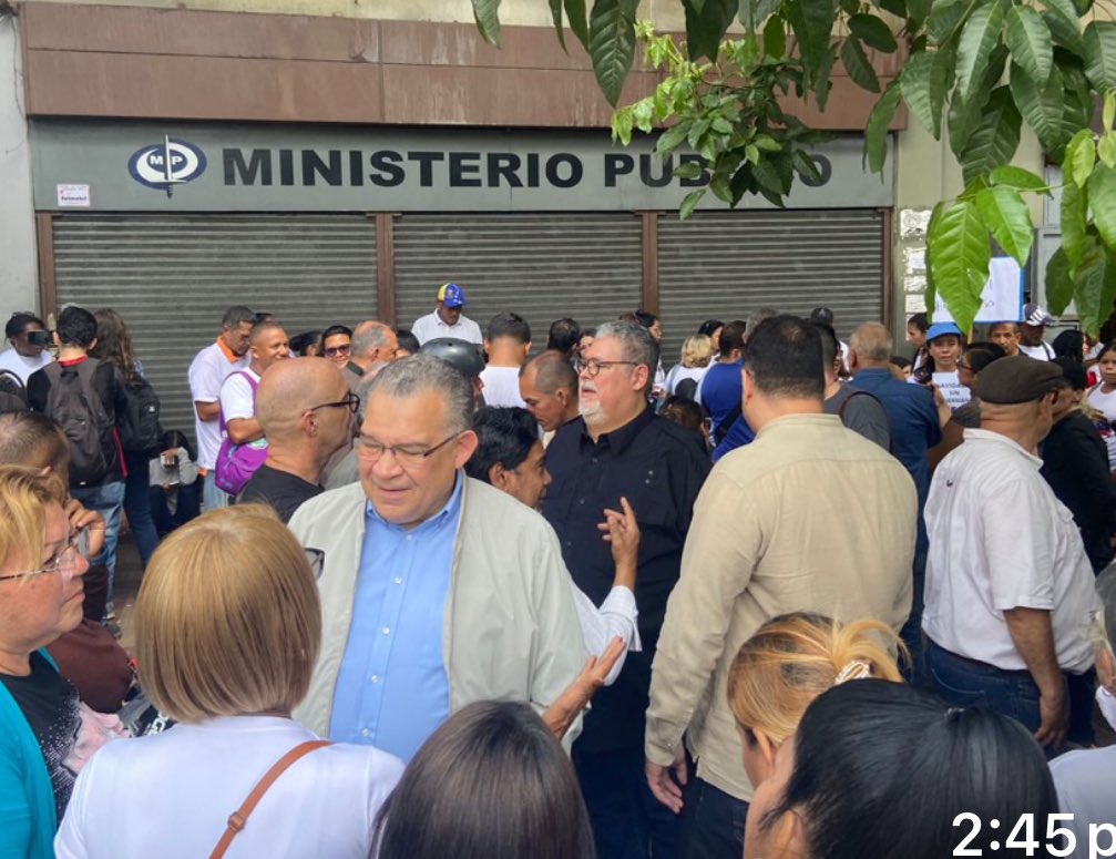 juanbarretoc's tweet photo. Mi solidaridad y afecto con mi amigo y compañero Enrique Márquez. Exijo su inmediata e incondicional liberación. No existe ninguna razón para q sea detenido de manera ilegal. Enrique es un hombre honesto. Profundamente comprometido con su pueblo, con la democracia y con nuestra Constitución. 
Basta de represión, miedo y asedio. Nos están cobrando la firmeza en la defensa de nuestra gente humilde.