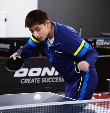 バタフライ→ドニック契約になった張継科が子どもにYGサーブを教える