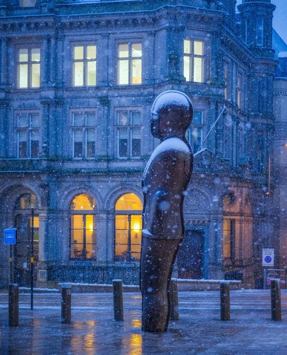 It's been a magical start to the new year and the new working week in Birmingham, with heavy snowfall covering much of the city. #SelectProperty

📸 (IG) veritymilligan
📍 Birmingham City Centre