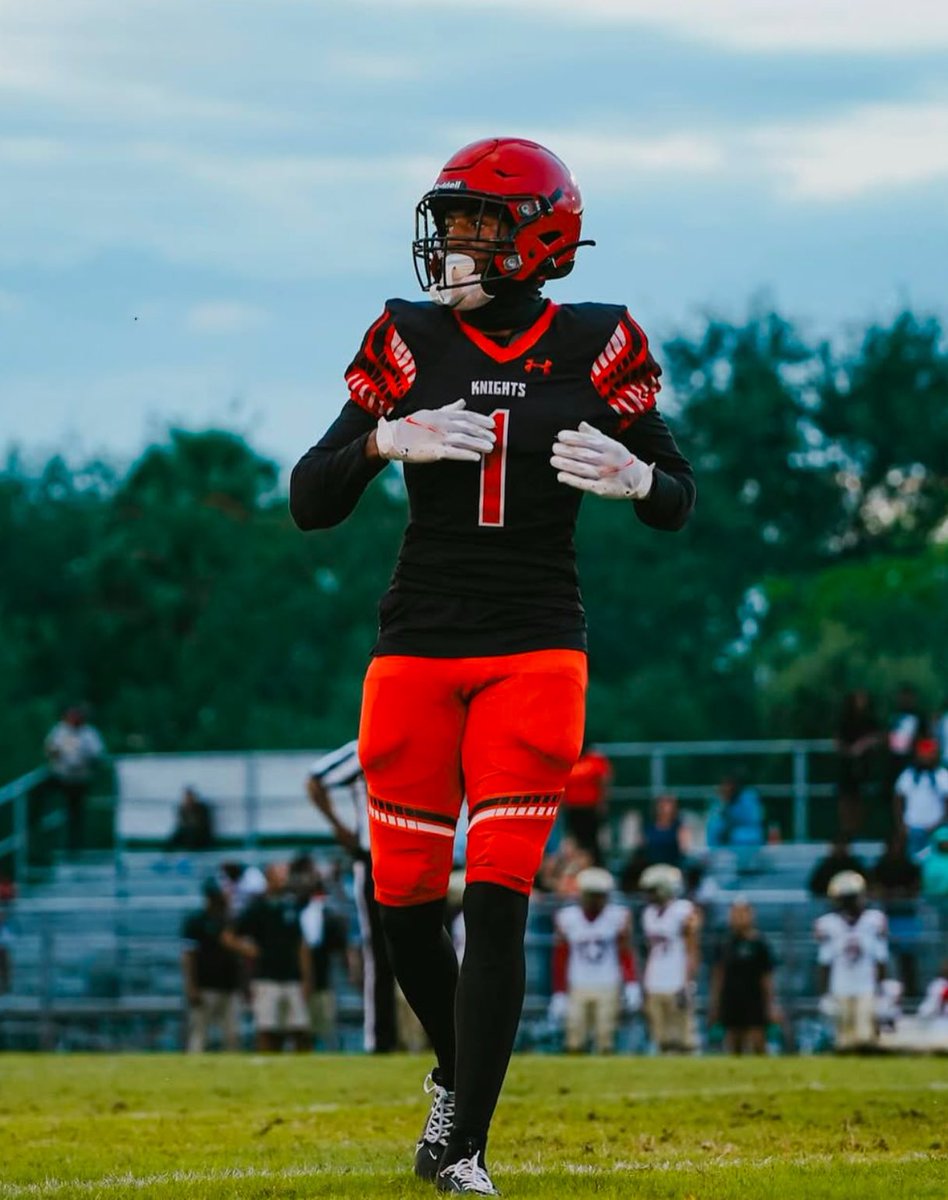 Jaborree Riggins | 3⭐️WR | C/O 2026

Versatile
Athletic &amp; physical 
Offensive weapon 
Dangerous after the catch
Good hands
Really good catch radius
Effective from the slot &amp; outside
Wins 50/50 balls
Good body control
Great adjustment to off target throws 
Good blocker
Elusive