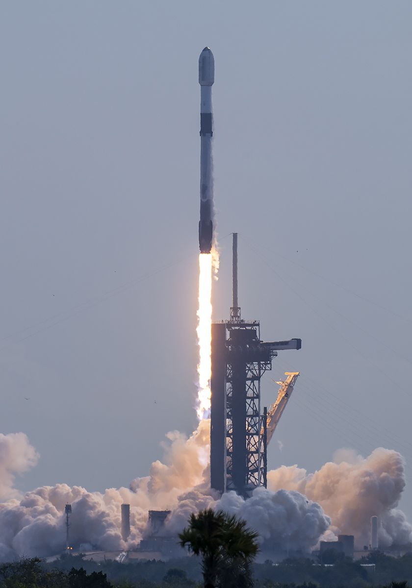 SpaceX's tweet image. Falcon 9 lifts off from pad 39A in Florida, delivering 21 @Starlink satellites to the constellation