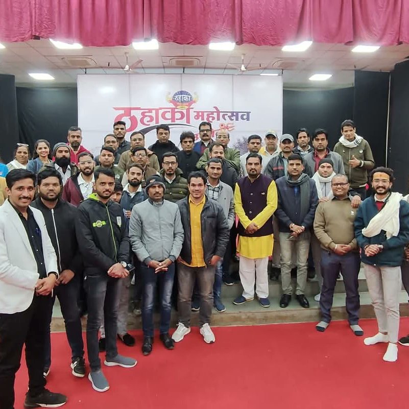kavyAmitjain's tweet photo. ठहाका कवि सम्मेलन में काव्यपाठ 🎙️
रजत जयंती समारोह 🥈🩶
युग युग बीते जाएं किंतु युग की अमर कहानी है,
मुस्कानों के संकल्पों की बहती हुई रवानी है।
दो चार नहीं ये काव्य की महफिल पच्चीस बरस पुरानी है,
ये ठहाका उज्जयिनी के हास्य की अमिट निशानी है।
#thahaka #kavi https://t.co/kXnXNCbBJk