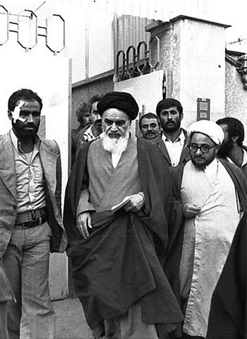 mirakh838's tweet image. چرا میگوییم #سطلی_سپاهی
در این #رشتو سعی کردم ارتباط رضا پهلوی با سپاه پاسدارن و جمهوری اسلامی را بصورت خلاصه بررسی کنم
۱- اگر بخواهیم ریشه شکل گیری این ارتباط را پیدا کنیم باید به سالهای اول انقلاب برویم
سالهایی که انقلاب رادیکالترین شکل خود را به رهبری خمینی سپری میکرد!
