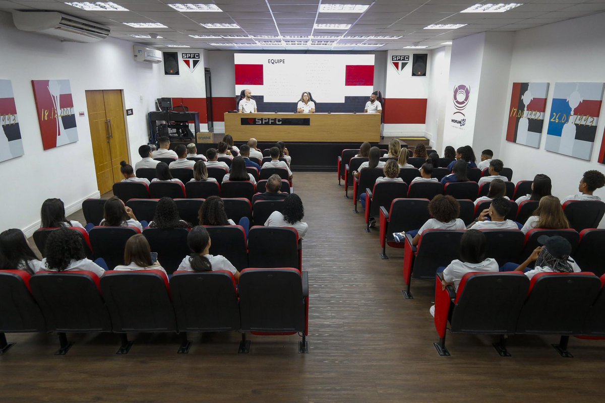 Início dos trabalhos para 2️⃣0️⃣2️⃣5️⃣! 

Hoje o elenco do #FutebolFemininoTricolor se apresentou no MorumBIS e recebeu uma palestra da comissão técnica com as diretrizes para a temporada!

#VamosSãoPaulo 🇾🇪

📸 Miguel Schincariol / saopaulofc