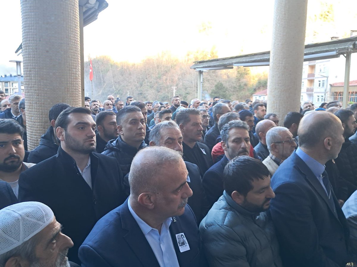 _omerbudak_'s tweet photo. Rize’ de görevi başında cinayete kurban giden meslektaşlarımızın cenaze merasimine katıldık. 

Toplu Sözleşme Masasında, Kurum İdari Kurul Toplantılarında ve gerçekleştirdiğimiz ziyaretlerde bu günlerin yaşanacağını öngörerek Kamu Personeline yapılan şiddetin önlenmesi için, caydırıcı cezaların  ve güvenlik önlemlerinin artırılmasını talep etmiştik. Bir psikopatın menfur saldırısı kanunların ve güvenlik önlemlerinin yetersizliğini bir kez daha göstermiştir. 

Acıyı, hüznü ve göz yaşını derinlemesine hissettiğimiz ve yaşadığımız bu ve buna benzer olayların artık bir daha yaşanmaması için elimizi hatta gövdemizi taşın altına koymaktan geri durmayacağımızı Genel Yetkili Sendika Birlik Haber Sen olarak kesin ve net bir dille ifade ediyoruz. 

Bu doğrultuda talep ve isteklerimizi bir kez daha yüksek sesle dile getirmek ve yaşanan acı olayı protesto etmek için 10.01.2025 Cuma günü saat:09:00’ da Türkiye geneli eş zamanlı basın açıklaması yapacağımızı kamu oyuyla paylaşıyor ve tüm PTT çalışanlarını eylemimize katılmaya davet ediyoruz. 

Bir kez daha vefat eden kardeşlerimize Cenab-ı Allah’ tan rahmet, aileleri ve tüm sevenlerine sabırlar diliyoruz. Makamları Cennet olur inşallah. 

Saygılarımızla…

@MemurSenKonf 
@BirlikHaberSen