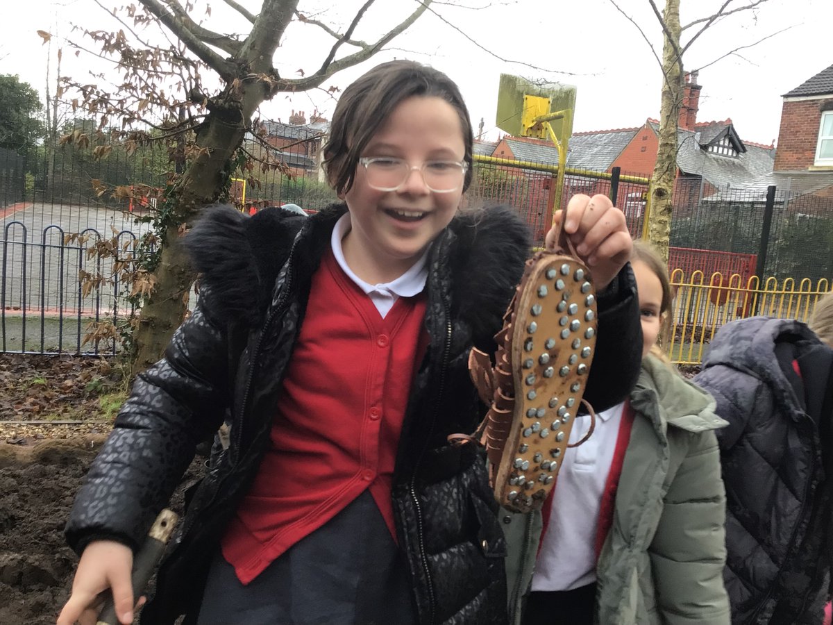 TigerClassWJS's tweet photo. Excavating Roman artefacts this afternoon using our archaeological dig site! #HistoryWJS https://t.co/sKqflip1Nd