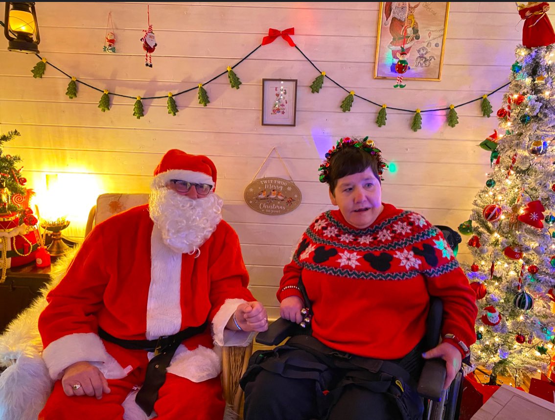 SHARE_Scotland's tweet photo. 🎄✨ A magical Christmas celebration at Dunlaw Wynd on Dec 22nd! Huge thanks to Jill Summers &amp; her Mr. Claus 🎅 Tricia Casey for her stunning retro artwork 🖼️, and Wilma’s granddaughter Mila, our #1 Elf, for the beautiful paper chains. 🌟 Thanks to all who made it unforgettable! https://t.co/aqj4dBfnh9