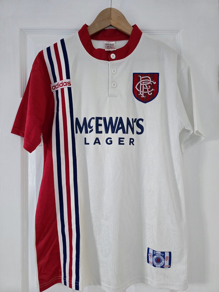 Morethanakit's tweet image. Got this Jake the snake in a recent batch so letting it go for free.

Retweet the post and I'll pick someone at random tomorrow to win the shirt.

Size medium, remember, it's not an original.

Cheers