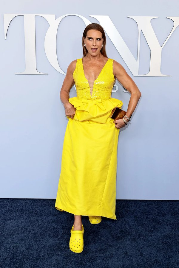 anna_designer8's tweet image. It was the reveal of the year: Brooke Shields at the Tony Awards in June, lifting her canary yellow Monique Lhuillier gown to present her matching rubber Crocs. #FashionNews #BrookeStyle #FashionAwards👗📷